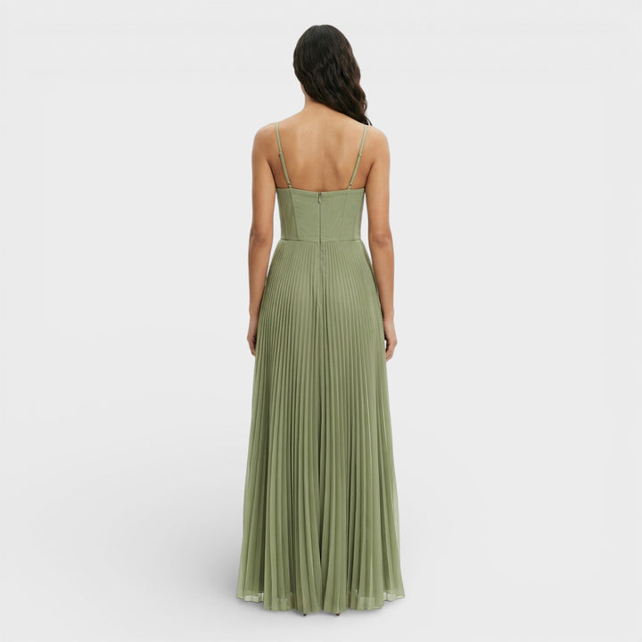 Women's Wedding Guest Maxi Dress with Sweetheart Neckline and Pleated Skirt